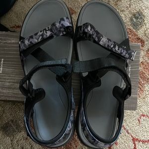 Northside sports handle, black and camo size 10 Velcro straps for easy fitting